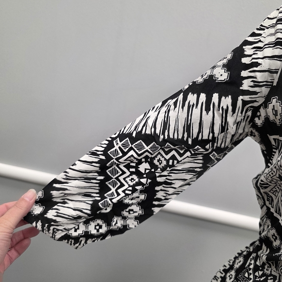 Express Monochrome Geometric Long Sleeve Maxi Dress - Picture 5 of 11